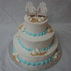 beach chair and pearl shell wedding cake